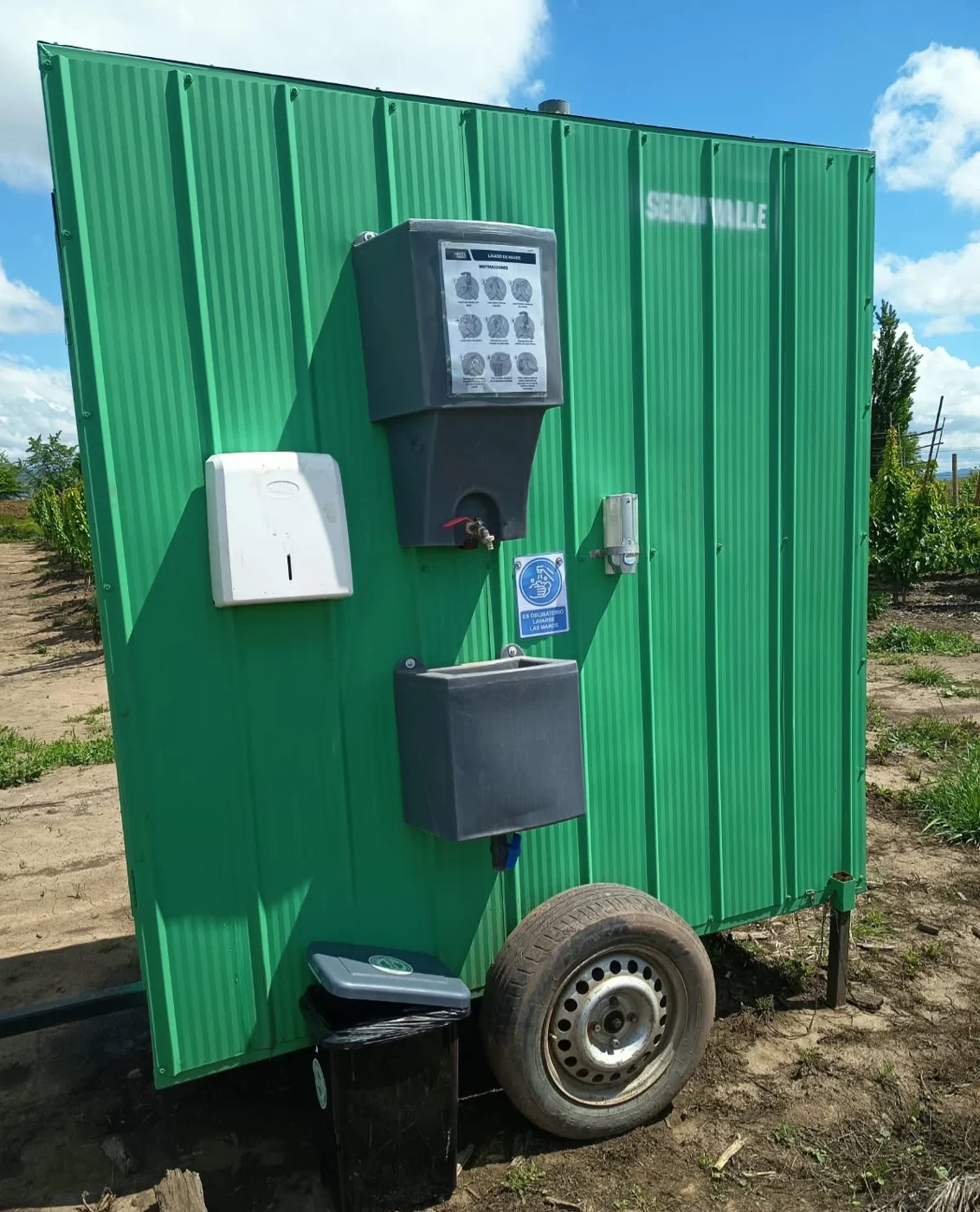 Detalle de baño modular verde